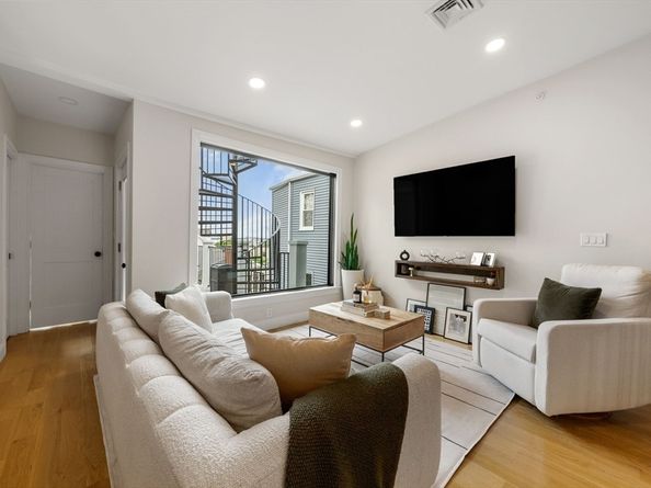 391 Bunker Hill St PH, Boston MA 02129