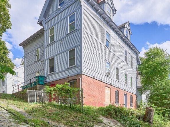 34 Garnet St, Fitchburg MA 01420