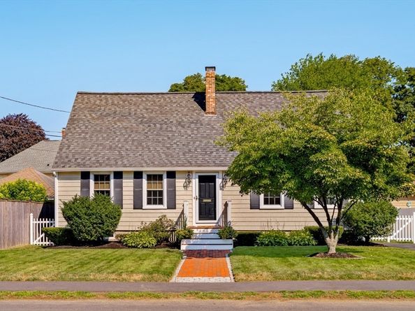 33 Pilgrim St, North Andover MA 01845