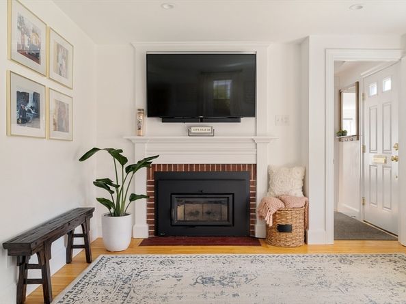 33 Pilgrim St, North Andover MA 01845