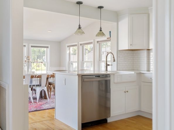 33 Pilgrim St, North Andover MA 01845