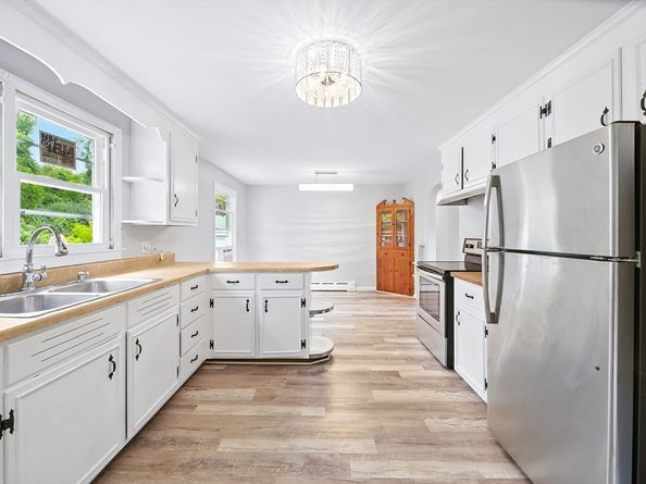 7 Millbury Blvd, Oxford MA 01540