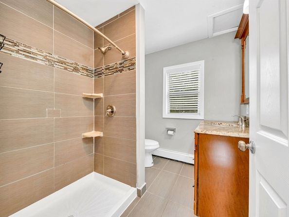 15 6th St, Leominster MA 01453