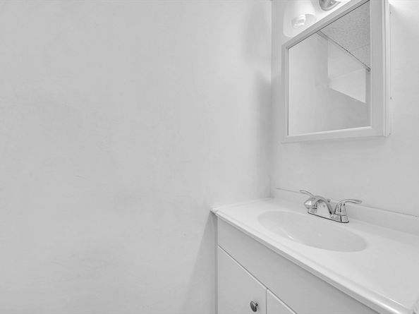 15 6th St, Leominster MA 01453