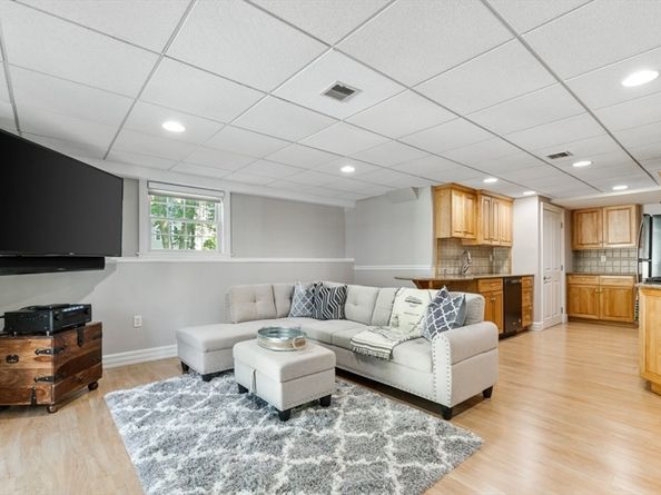 6 Stagecoach Ln, Lynnfield MA 01940