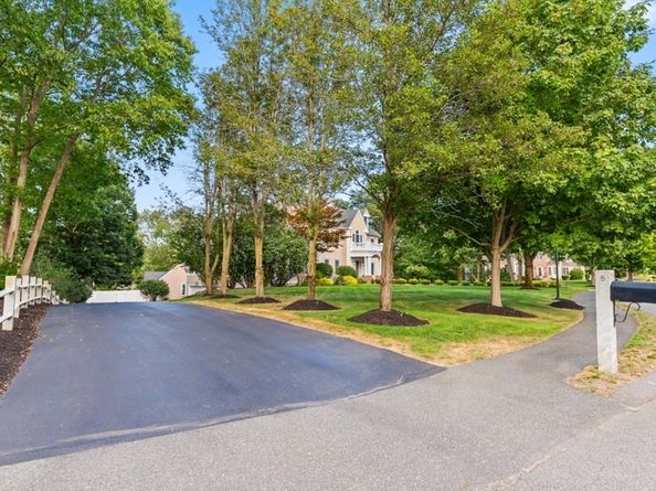 6 Stagecoach Ln, Lynnfield MA 01940