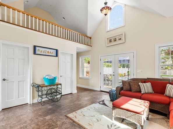 6 Stagecoach Ln, Lynnfield MA 01940