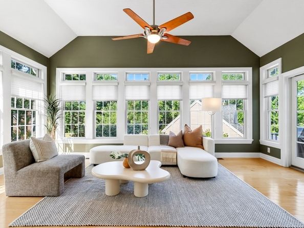 6 Stagecoach Ln, Lynnfield MA 01940