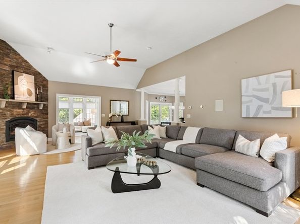 6 Stagecoach Ln, Lynnfield MA 01940