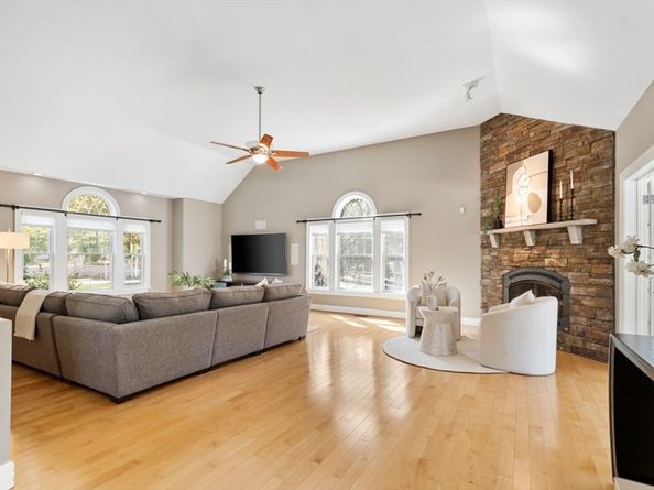 6 Stagecoach Ln, Lynnfield MA 01940