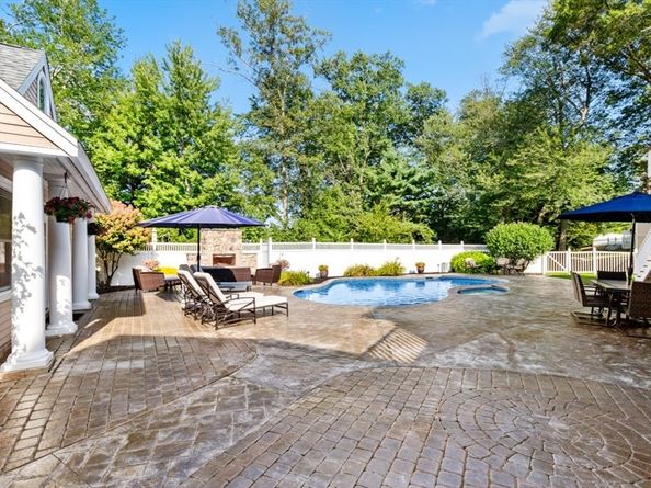 6 Stagecoach Ln, Lynnfield MA 01940