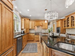 6 Stagecoach Ln, Lynnfield MA 01940