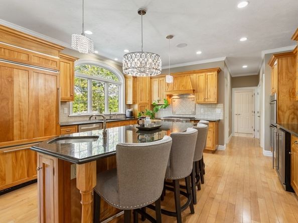6 Stagecoach Ln, Lynnfield MA 01940