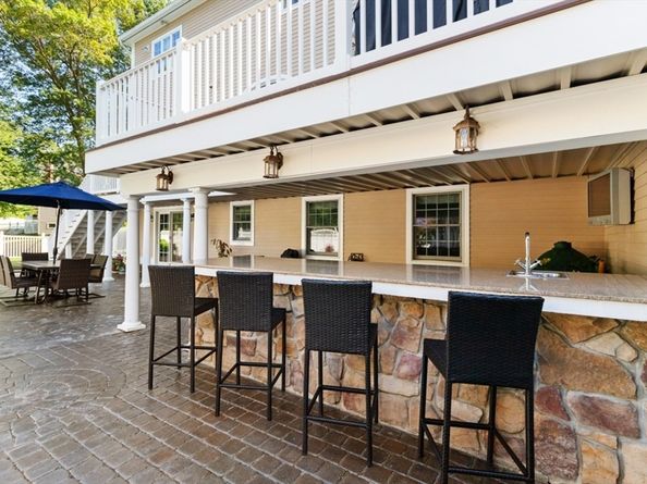 6 Stagecoach Ln, Lynnfield MA 01940