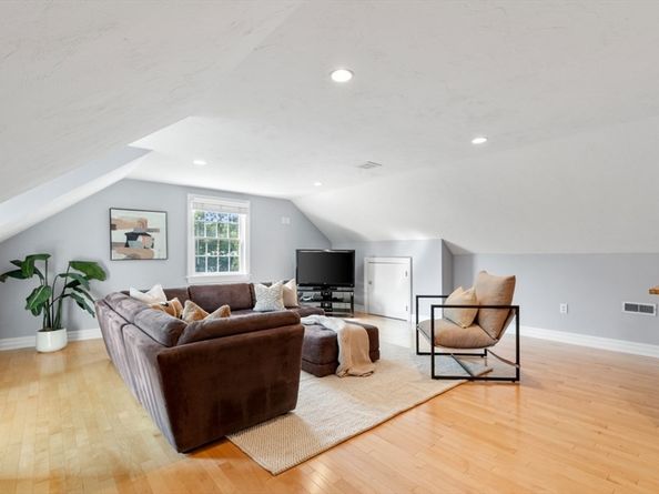 6 Stagecoach Ln, Lynnfield MA 01940