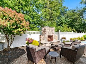 6 Stagecoach Ln, Lynnfield MA 01940