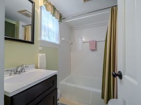 2 Scenic Rd, Peabody MA 01960