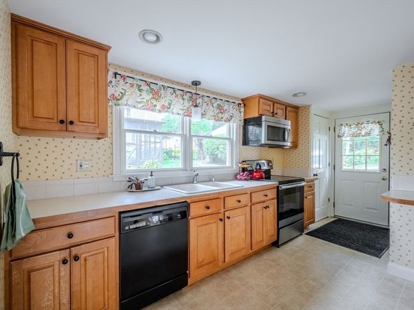 2 Scenic Rd, Peabody MA 01960