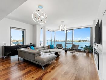 300 Pier 4 Blvd