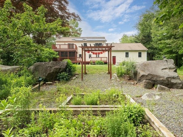 29 Miscoe Rd, Mendon MA 01756