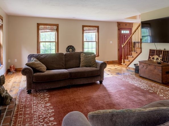 29 Miscoe Rd, Mendon MA 01756
