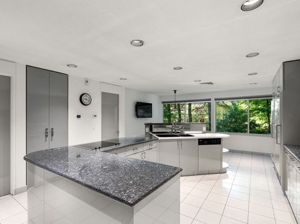 33 Aylesbury Rd, Worcester MA 01609