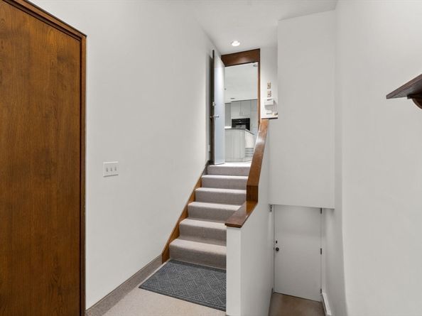 33 Aylesbury Rd, Worcester MA 01609