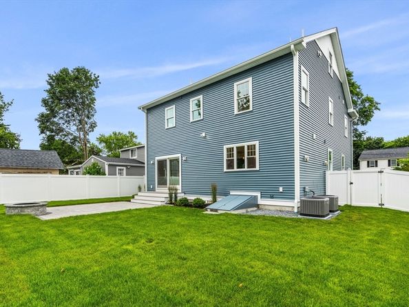 10 Whittier Rd, Natick MA 01760