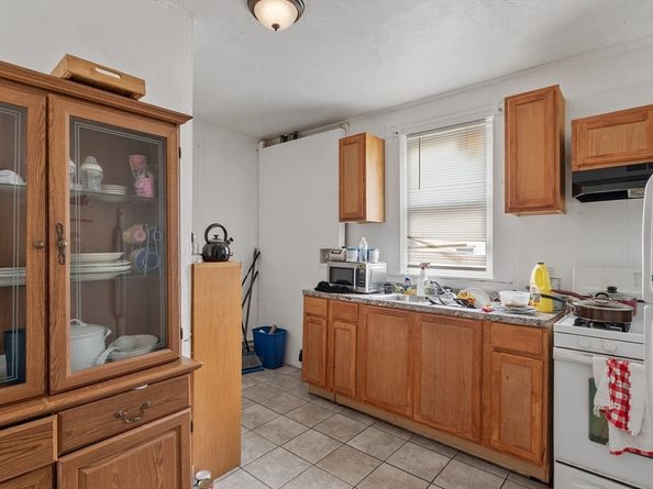 376 Elm St, Fitchburg MA 01420