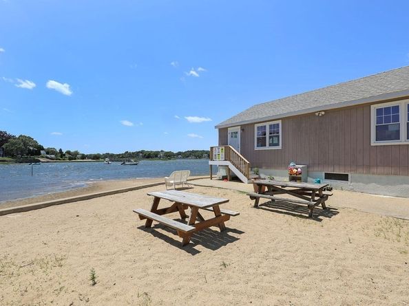 8 Woodland Cir, Wareham MA 02571