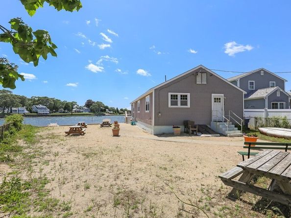 8 Woodland Cir, Wareham MA 02571