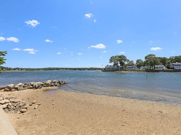 8 Woodland Cir, Wareham MA 02571