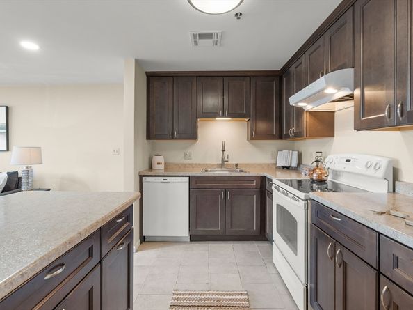 38 Dunham Rd 204, Beverly MA 01915