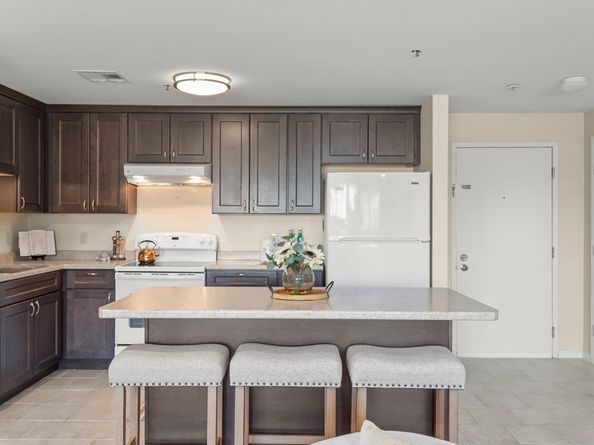 38 Dunham Rd 204, Beverly MA 01915