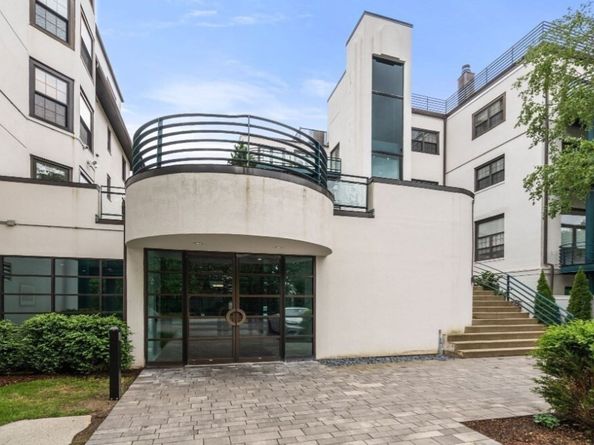227 Summit Ave E304, Brookline MA 02446