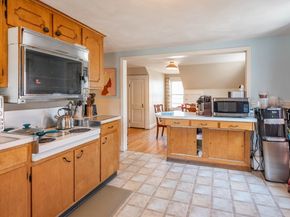 16 Central Ct, Leominster MA 01453