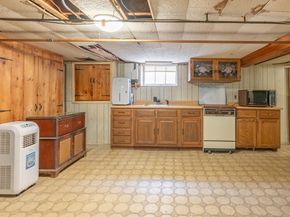 16 Central Ct, Leominster MA 01453