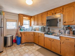 16 Central Ct, Leominster MA 01453