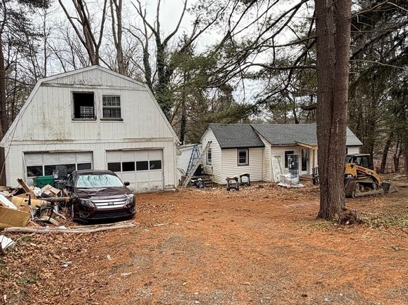 35 Lindbergh St, Clinton MA 01510