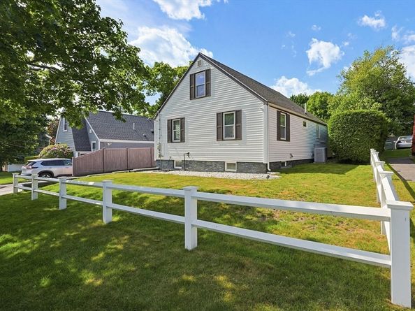 8 Woodbury Ave, Saugus MA 01906