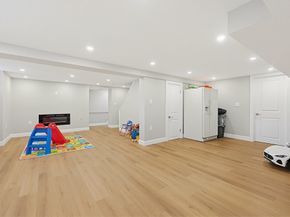 8 Woodbury Ave, Saugus MA 01906