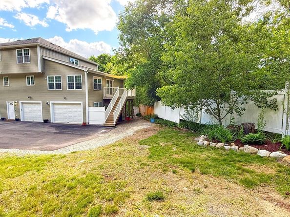 24 Bartlett Ave 24, Chelmsford MA 01824