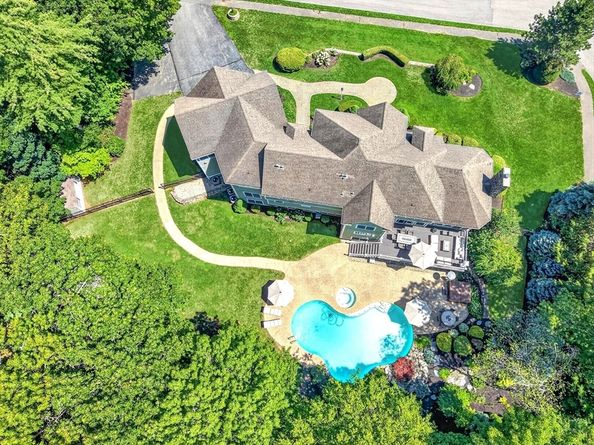 2 Goldman Cir, Bedford MA 01730
