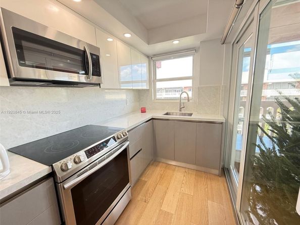 180 NE 12th Ave 12E, Hallandale Beach FL 33009