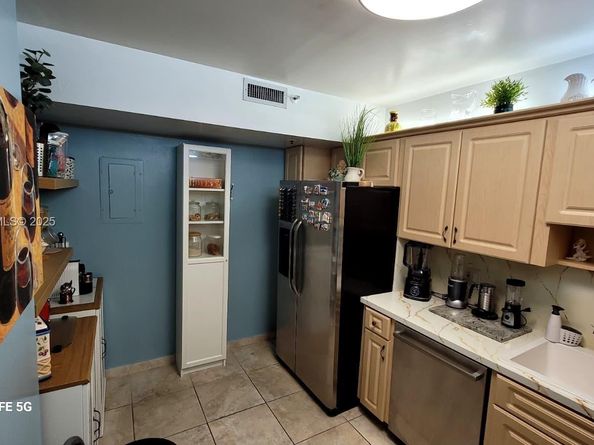 4001 Hillcrest Dr 705, Hollywood FL 33021