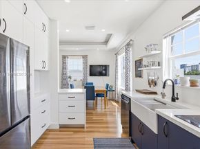 2463 Pine Tree Dr PH, Miami Beach FL 33140