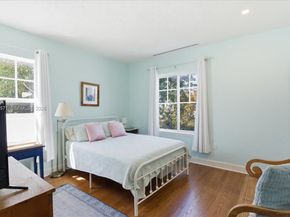 2463 Pine Tree Dr PH, Miami Beach FL 33140