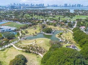 2463 Pine Tree Dr PH, Miami Beach FL 33140