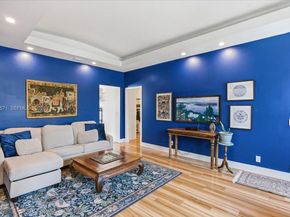 2463 Pine Tree Dr PH, Miami Beach FL 33140