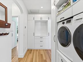 2463 Pine Tree Dr PH, Miami Beach FL 33140